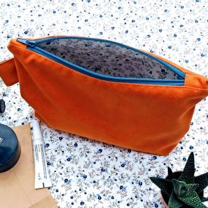 kosmetyczka w kolorze pomarańczowym