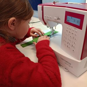 Dziewczynka szyjąca na maszynie