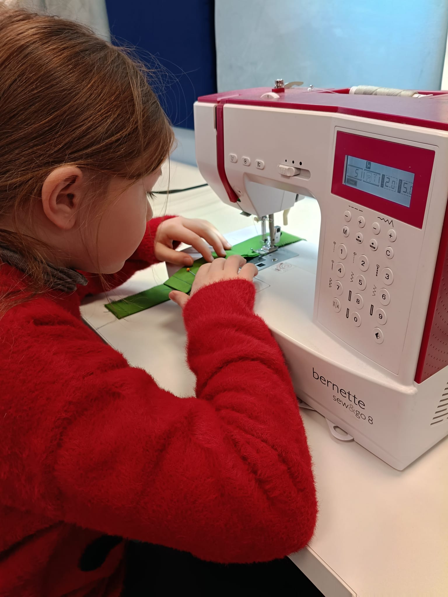 Dziewczynka szyjąca na maszynie