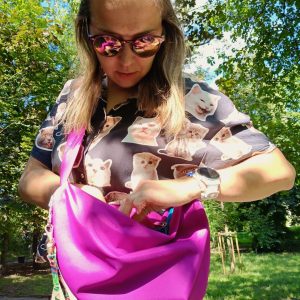 kobieta z założoną torbą typu crossbody